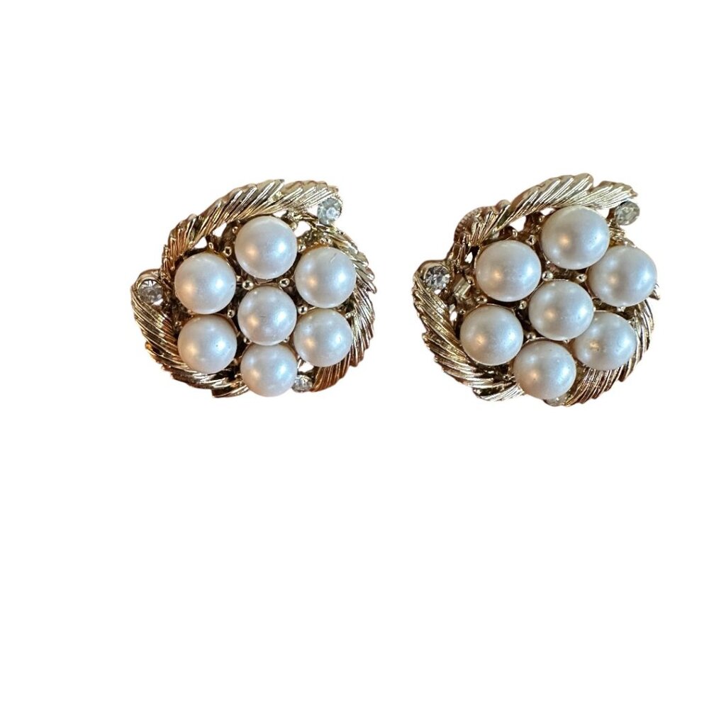 Faux pearls, crystal and gold tone screw back earrings. Vintage and elegant!